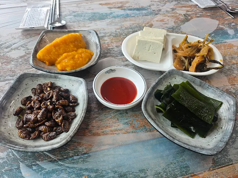 다양한 밑반찬들