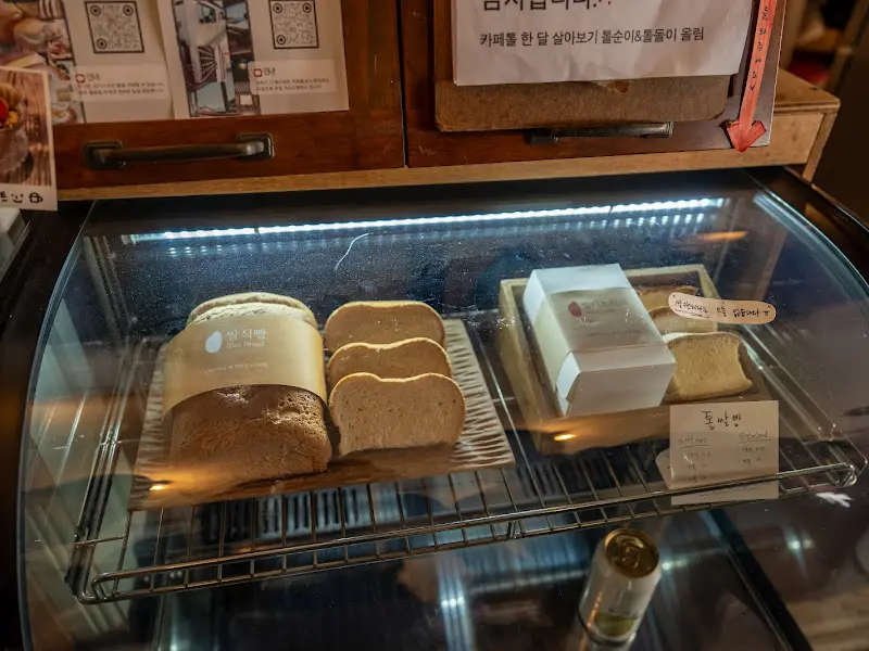 쇼케이스에 진열된 빵