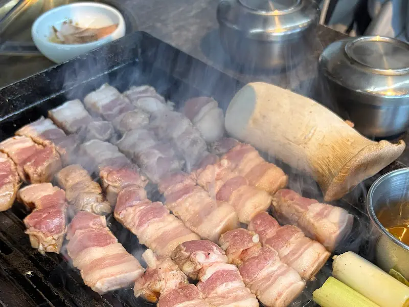 숯불 위에서 익어가는 흑돼지