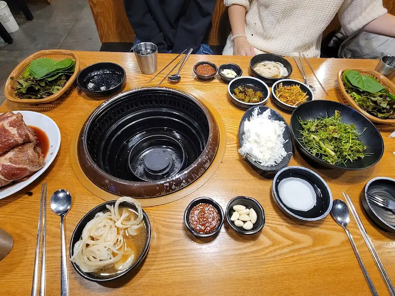 다채로운 밑반찬과 숯불갈비