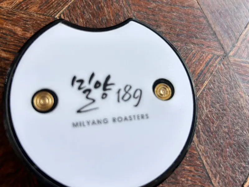 카페 로고가 새겨진 진동벨