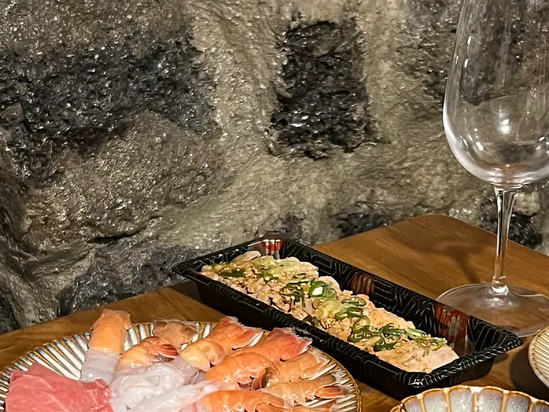 떡볶이 위에 부드러운 오믈렛이 덮여 있는 모습. 떡볶이 소스와 오믈렛의 조합이 환상적이다.