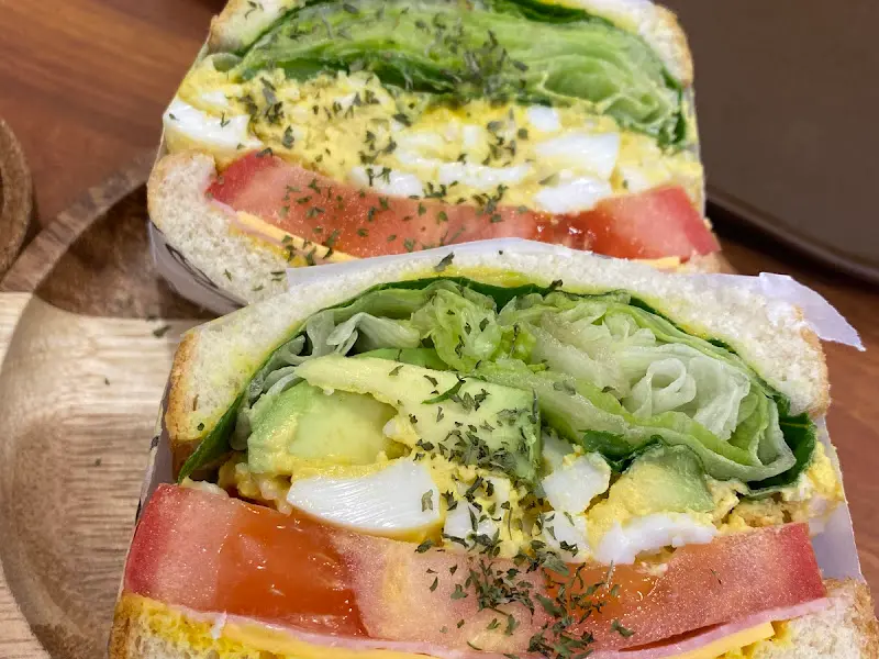 속이 꽉 찬 샌드위치의 단면