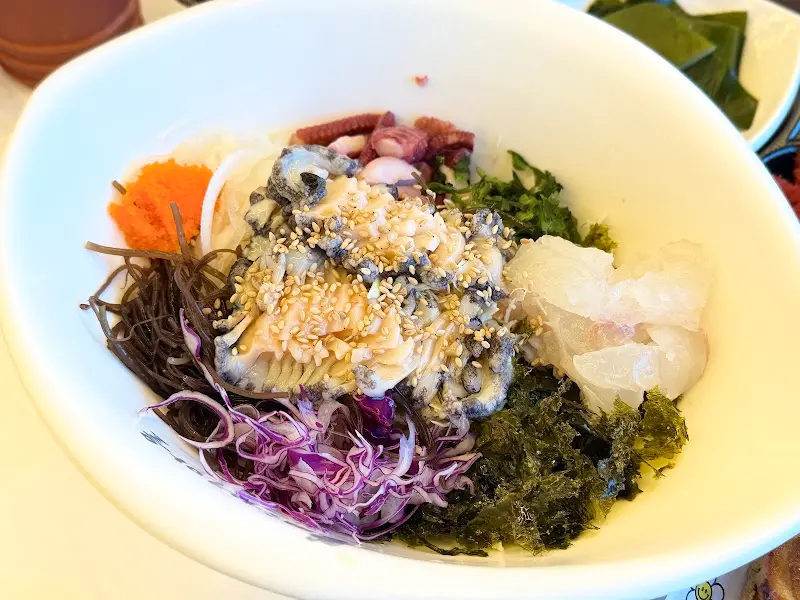 싱싱한 해산물이 가득한 전복물회