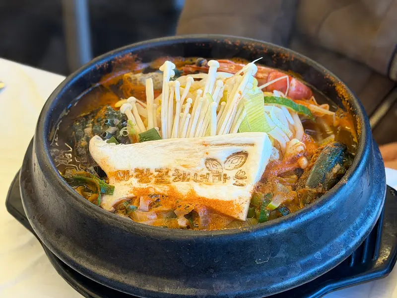 푸짐한 해산물이 들어간 전복해물뚝배기