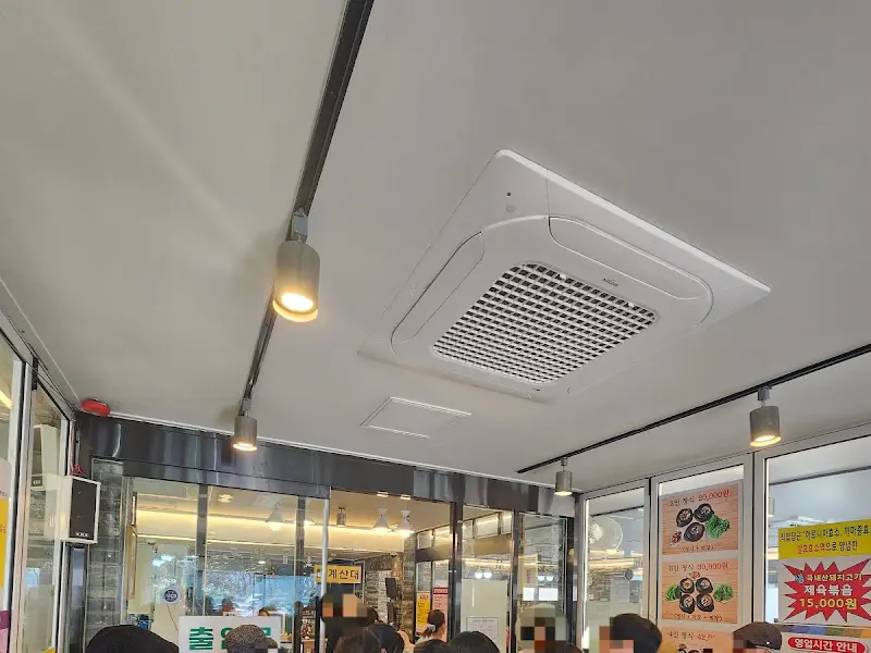 우렁이박사 식당 내부