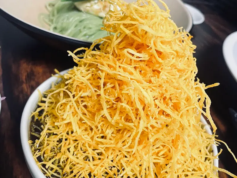 고구마 튀김이 산처럼 쌓여 있는 간짜장