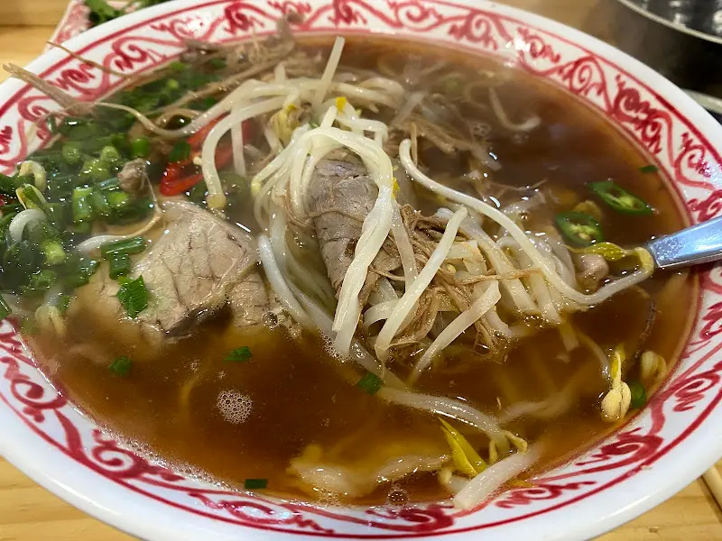 푸짐한 고명과 깊은 육수가 인상적인 쌀국수