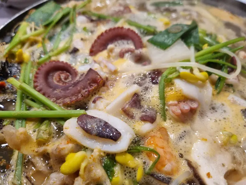 해물과 야채가 가득 담긴 해물탕의 클로즈업 샷