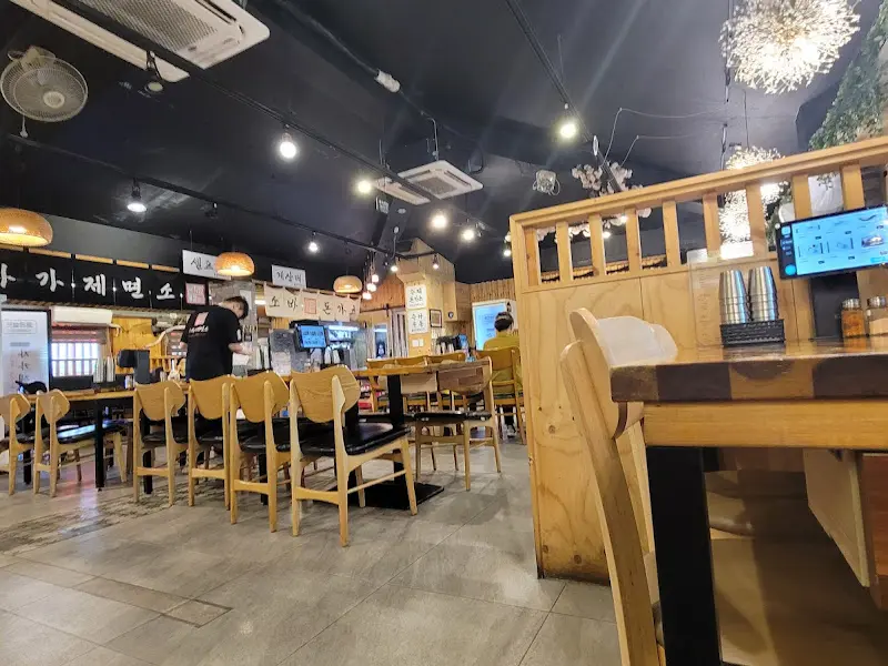 넓고 깔끔한 식당 내부