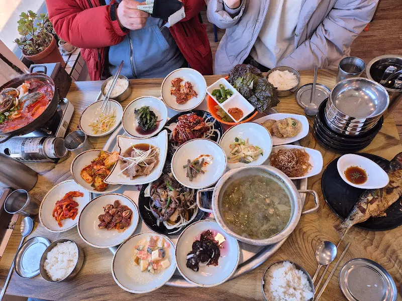 다양한 종류의 밑반찬이 푸짐하게 차려진 모습