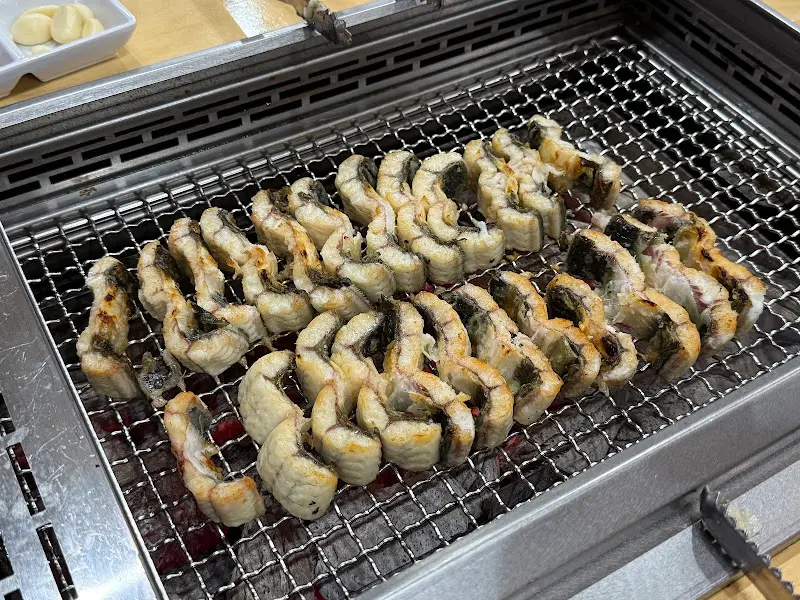 숯불 위에 구워지는 장어