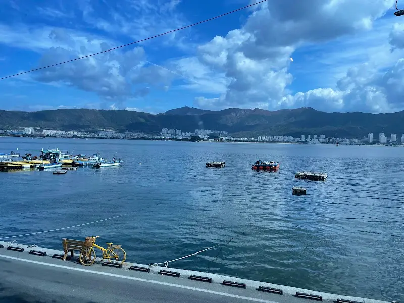 레스토랑에서 바라본 속천항 바다 풍경