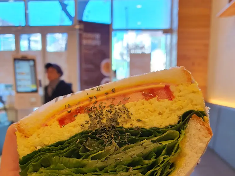 신선한 샐러드와 샌드위치