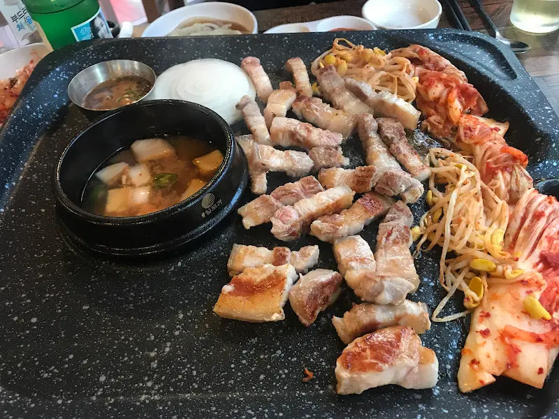 오겹살과 김치, 콩나물의 환상적인 조화