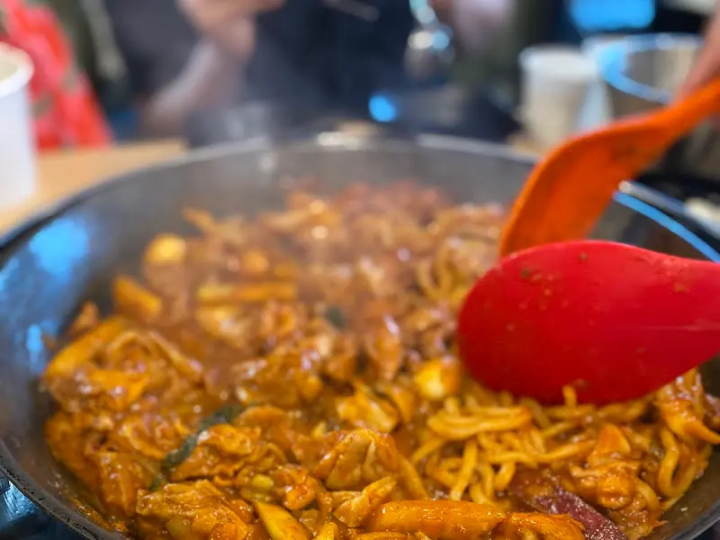 직원이 닭갈비를 볶는 모습