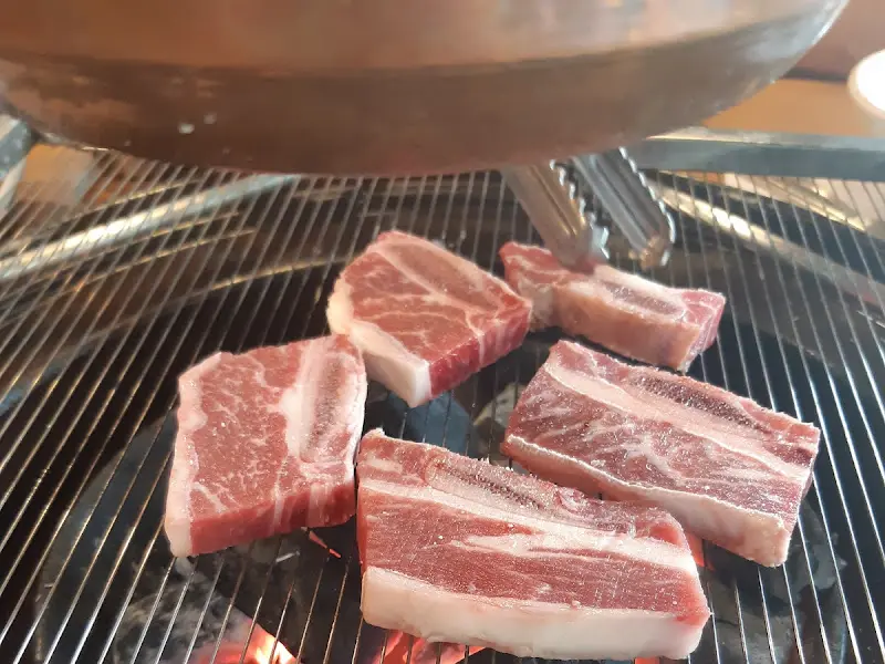 숯불에 구워지는 고기