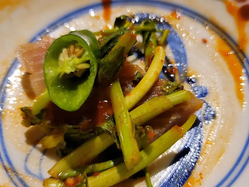 다채로운 곁들임 채소와 홍어