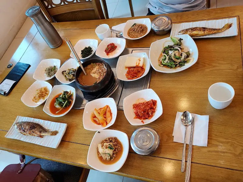 청국장과 다양한 반찬들