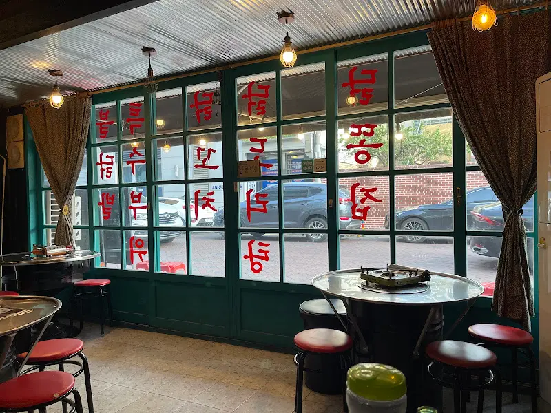 창가 테이블 좌석