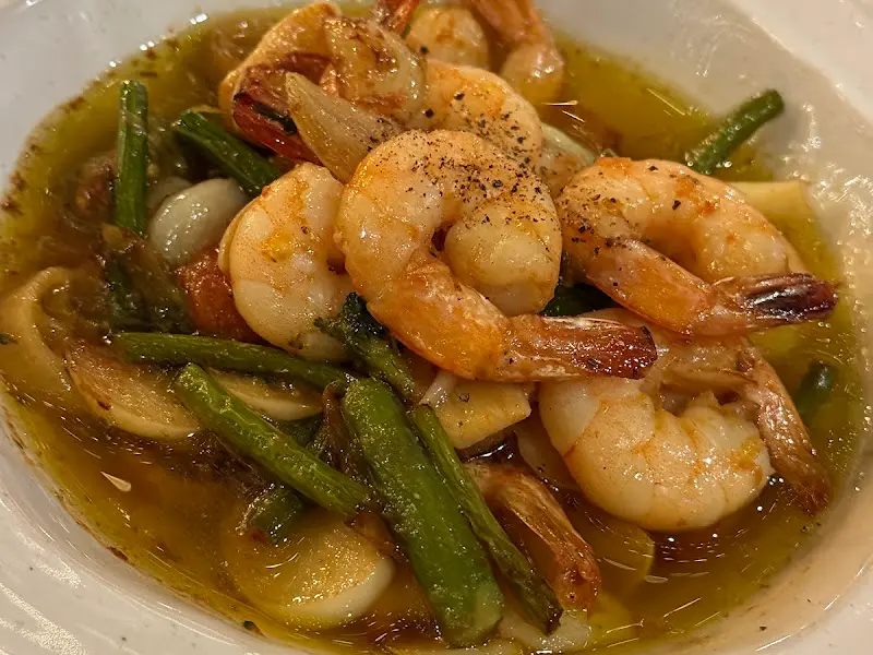 탱글탱글한 새우가 듬뿍 들어간 감바스