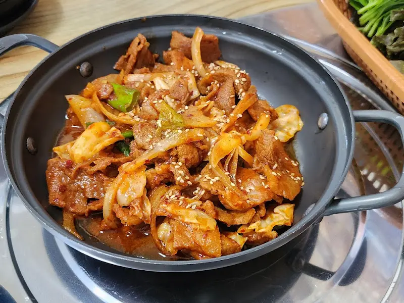 윤기가 자르르 흐르는 제육볶음, 쌈밥의 핵심입니다.