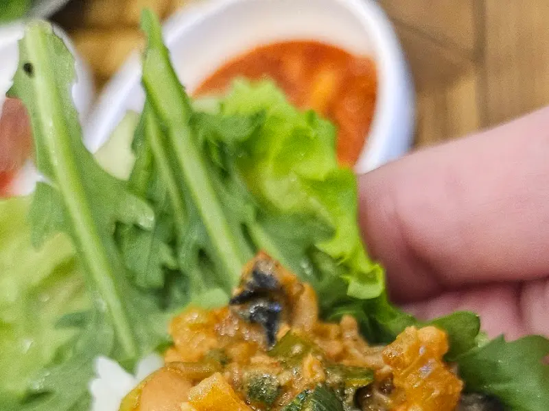 싱싱한 쌈채소에 싸먹는 우렁쌈밥