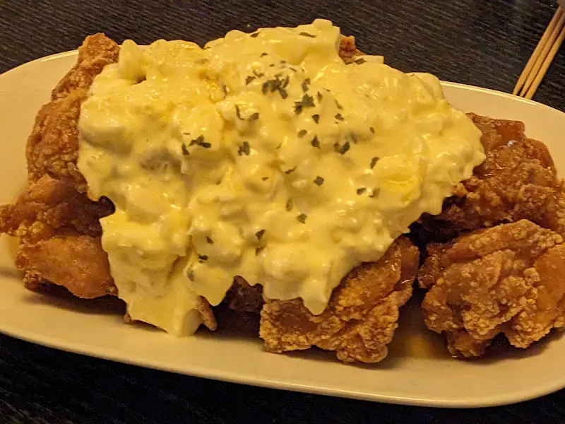 튀김 위에 소스가 듬뿍