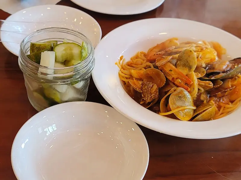 해산물 파스타와 피클