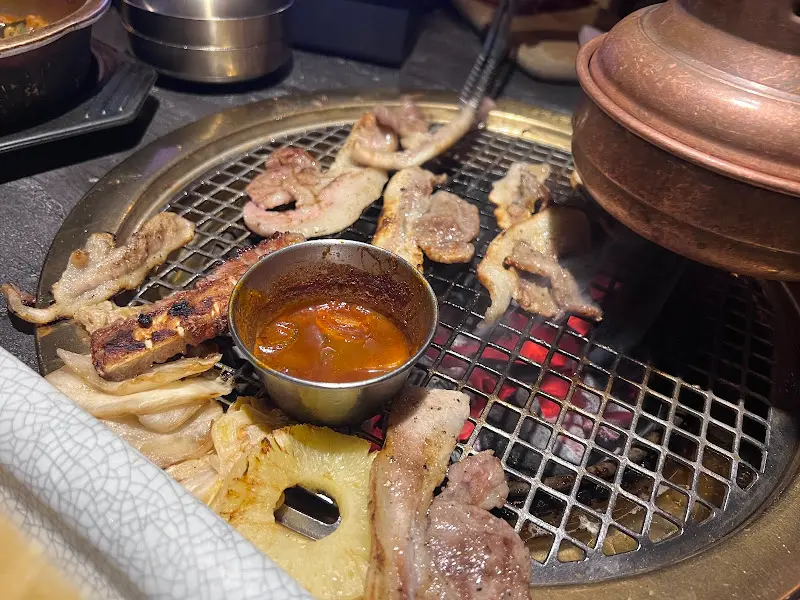 숯불 위에서 구워지는 흑돼지