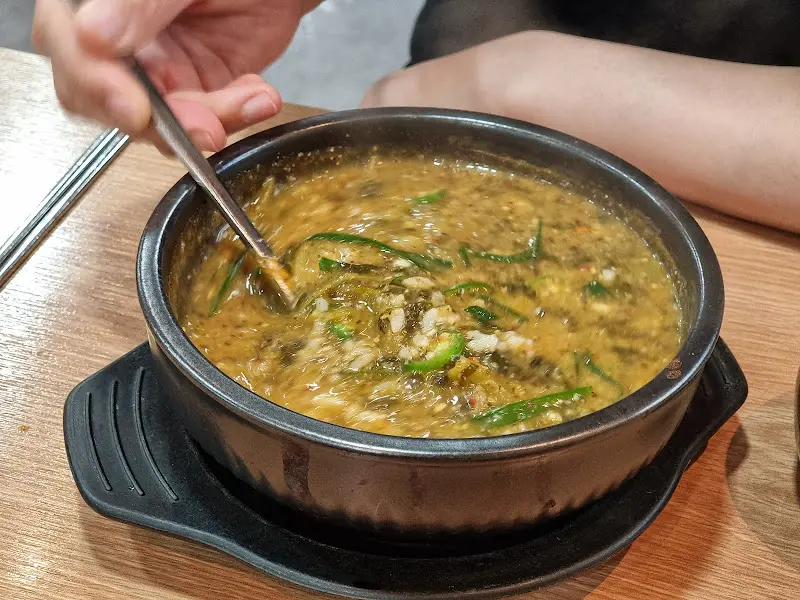 뚝배기에 담긴 걸쭉한 추어탕