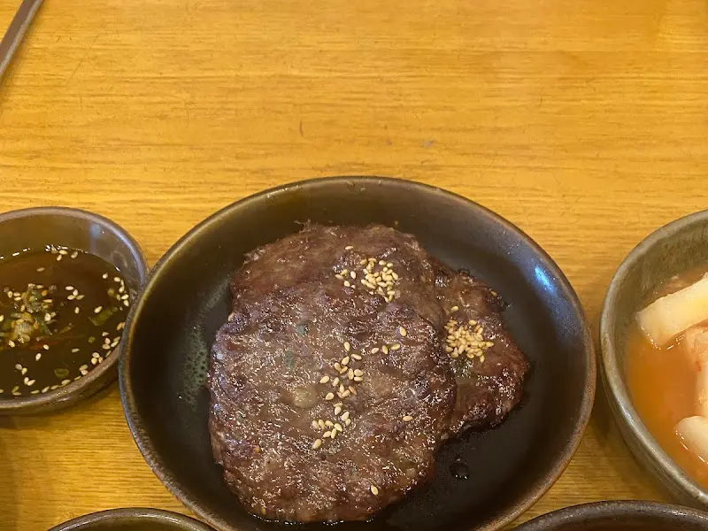 윤기가 흐르는 떡갈비