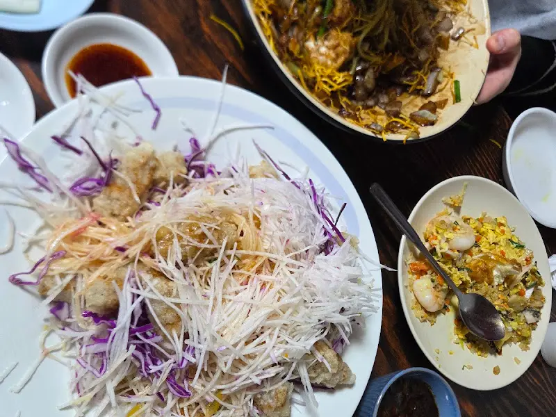 탕수육, 볶음밥, 짜장면이 놓여진 테이블