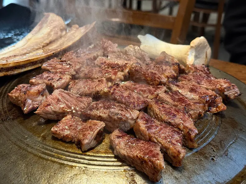 잘 익은 우대갈비를 먹기 좋게 자르는 모습