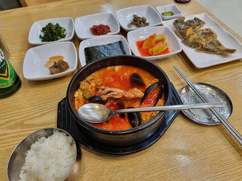 해물뚝배기 한상차림