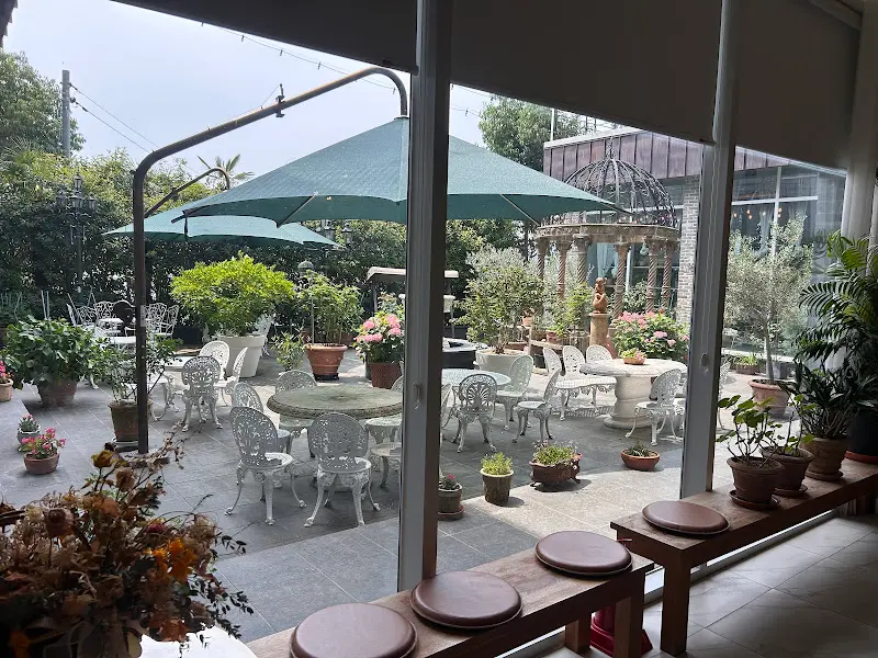 테라스에서 바라본 정원 풍경