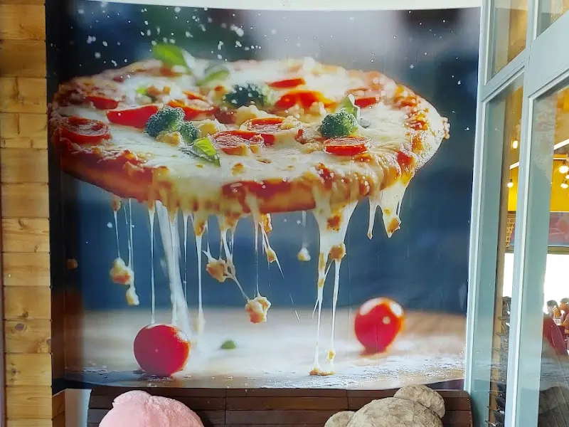 벽면에 걸린 피자 사진