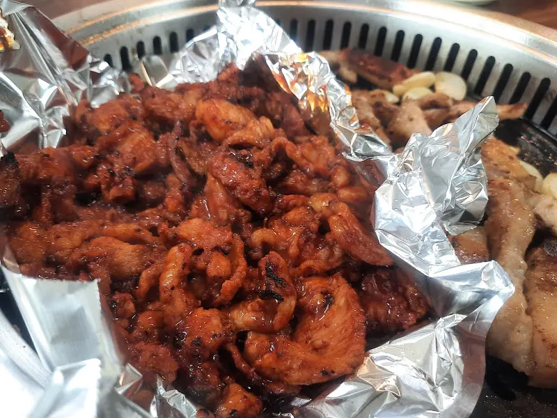 알루미늄 호일에 담겨 나온 흑돼지 고추장 불고기