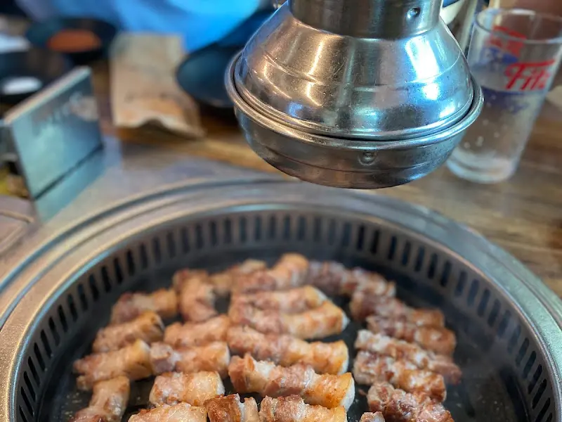 노릇노릇 구워진 돼지 생갈비