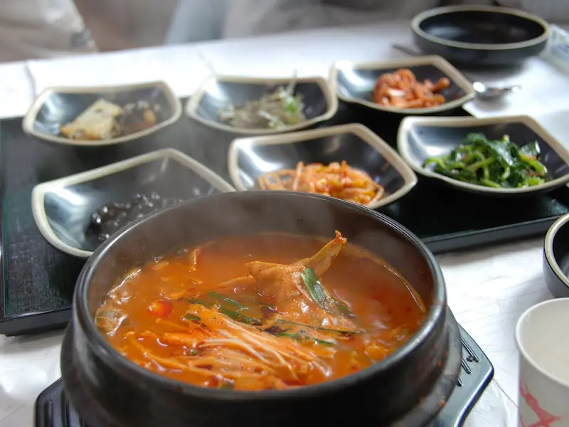 메기매운탕과 밑반찬