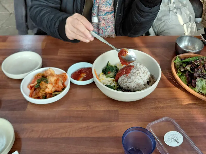 보리밥에 고추장을 넣어 비비는 모습