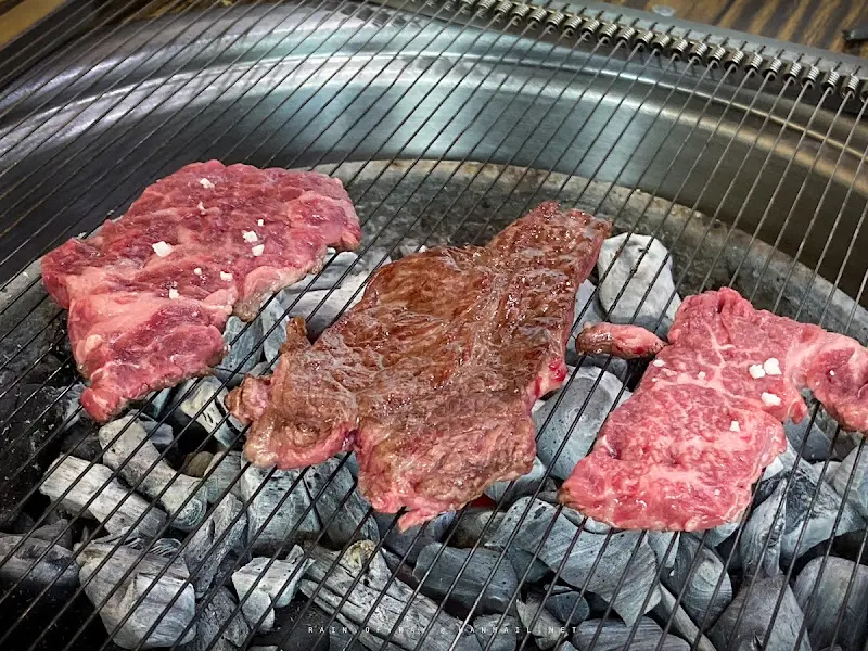 숯불 위에서 구워지는 한우