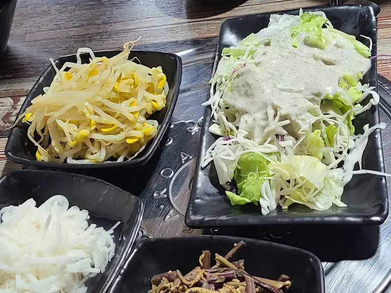 반찬으로 제공되는 샐러드와 콩나물 무침