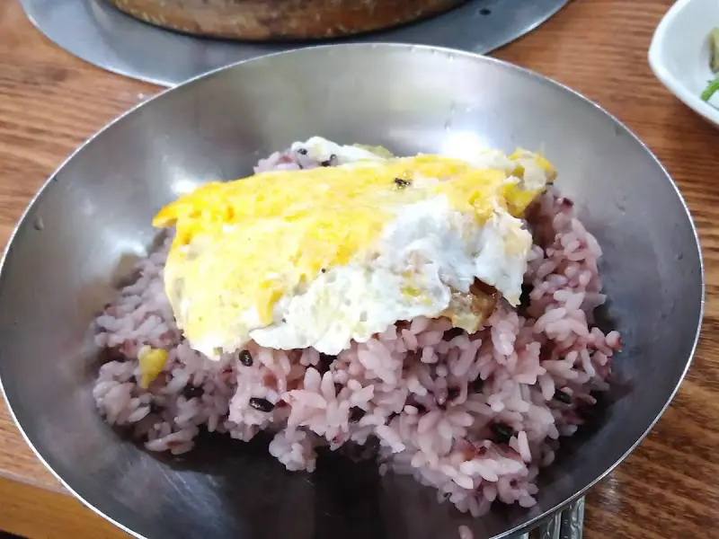 흑미밥과 계란 프라이