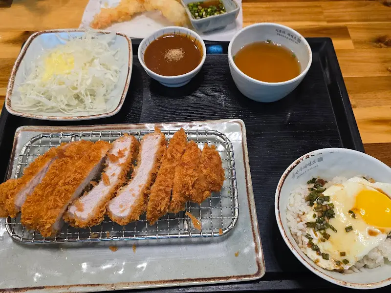 돈까스 정식 한 상 차림