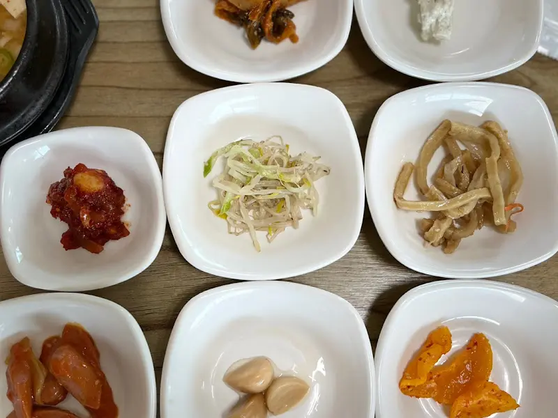 다채로운 반찬들이 쌈밥의 풍미를 더해줍니다.