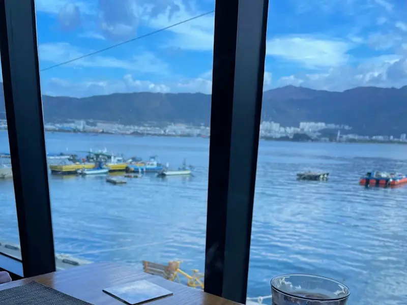 창밖으로 보이는 속천항 풍경