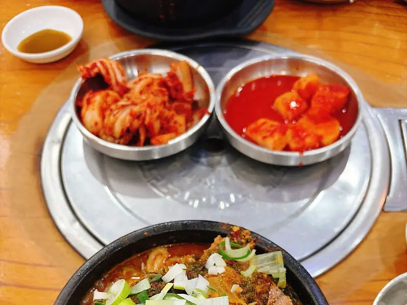 곁들여 먹기 좋은 김치와 깍두기