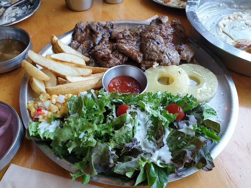 푸짐한 목살 스테이크 한 접시, 육즙이 살아있는 비주얼