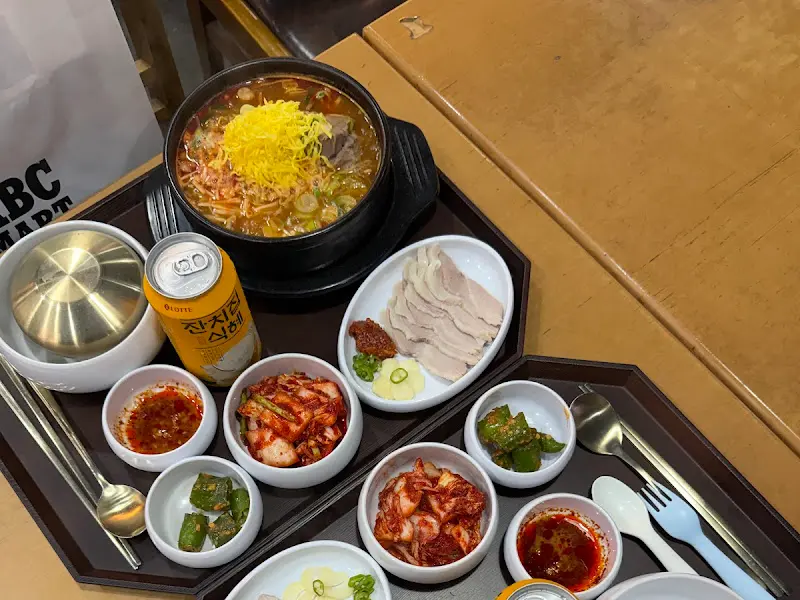 수육과 뼈탕밥, 그리고 푸짐한 반찬